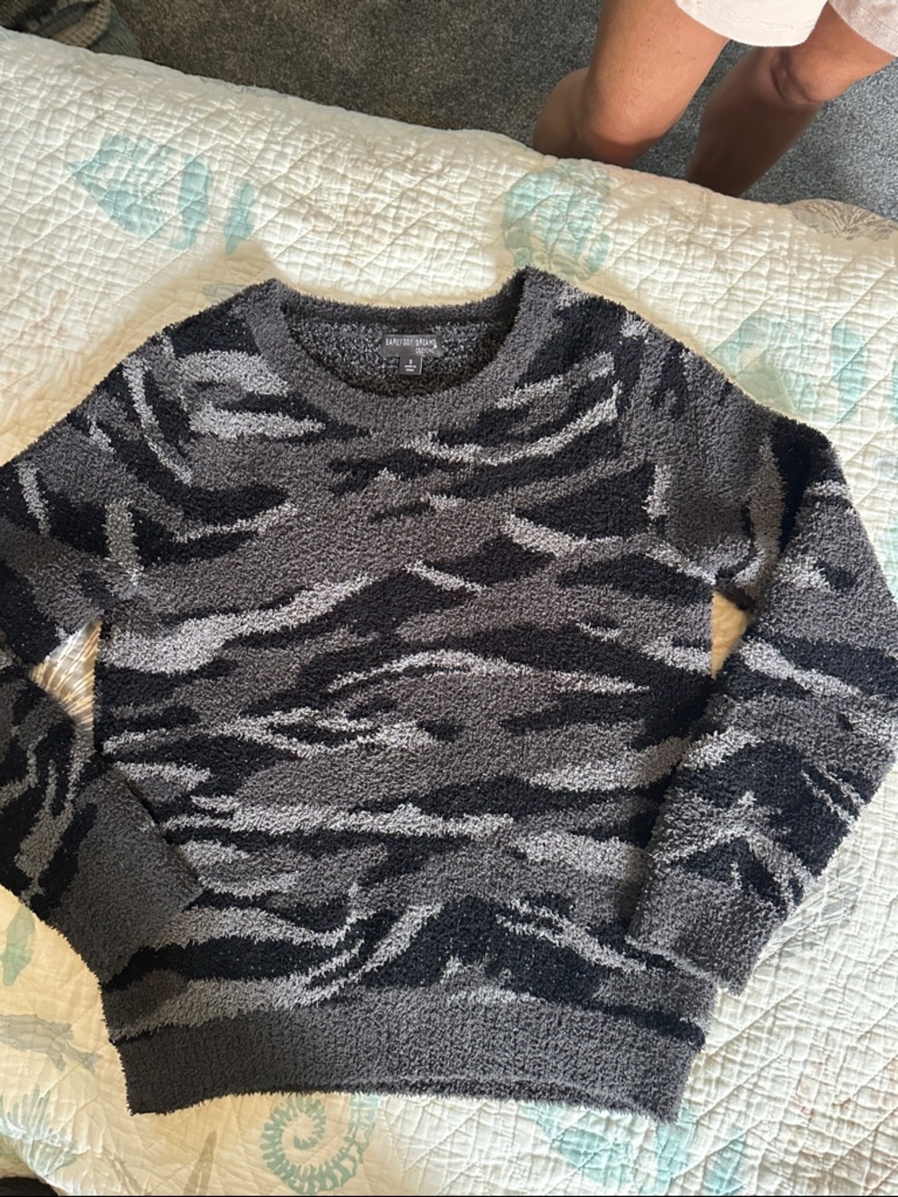 Barefoot Dreams Gray & Black Tiger-Stripe Crew Sweater size small